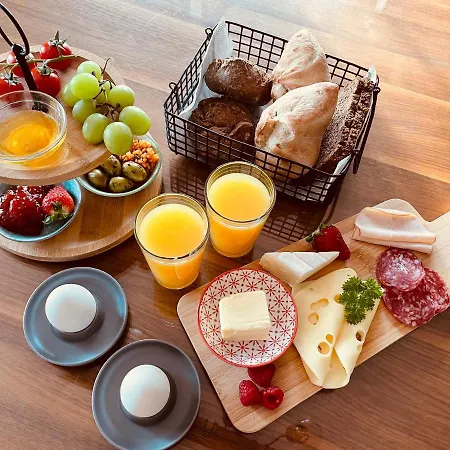 לינה וארוחת בוקר Joy's *